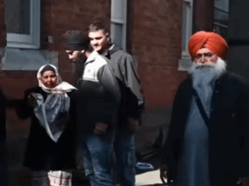 फैसला आने के बाद रोती हुई गुरजीत सिंह की माता-पिता।