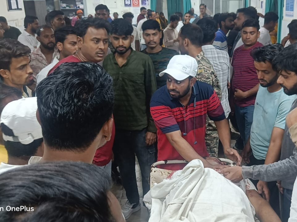 स्थानीय लोगों की मदद से गंभीर रूप से घायल समीर को तुरंत मेदिनीराय मेडिकल कॉलेज अस्पताल ले जाया गया।