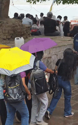 वाराणसी में धूल भरी आंधी के बाद बारिश हुई।