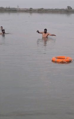 गोताखोरों की मदद से गंगा नदी में घंटों तक तलाश अभियान चलाया गया, लेकिन देर शाम तक चारों युवकों का कोई पता नहीं चल सका।