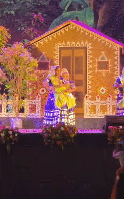 कार्यक्रम में मटका नृत्य की प्रस्तुति करते मध्यप्रदेश के कलाकार।