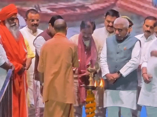 सीएम योगी और सीएम मोहन यादव ने दीप जलाकर कार्यक्रम की शुरुआत की।