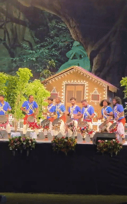 मृदंगम की धुन से कार्यक्रम की शुरुआत की गई, जिसमें 21 कलाकारों द्वारा प्रस्तुति दी।