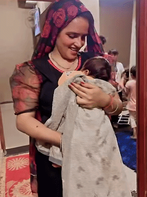 बच्चे के नामकरण संस्कार के दौरान घर में जश्न मनाती सीमा हैदर और उसके परिजन।