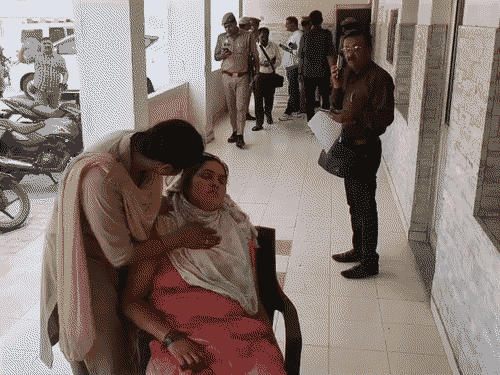 महिला पुलिसकर्मी बड़ी मुश्किल से कोमल को होश में लाई और उसे कुर्सी पर बैठाया।