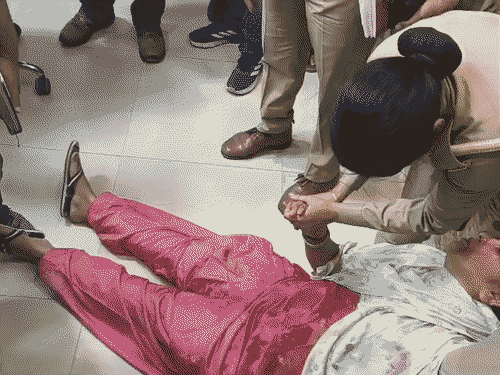 पुलिस ने जब पत्नी को मीडिया के सामने पेश किया, तो वह कुछ ही देर में वह बेहोश हो गई।