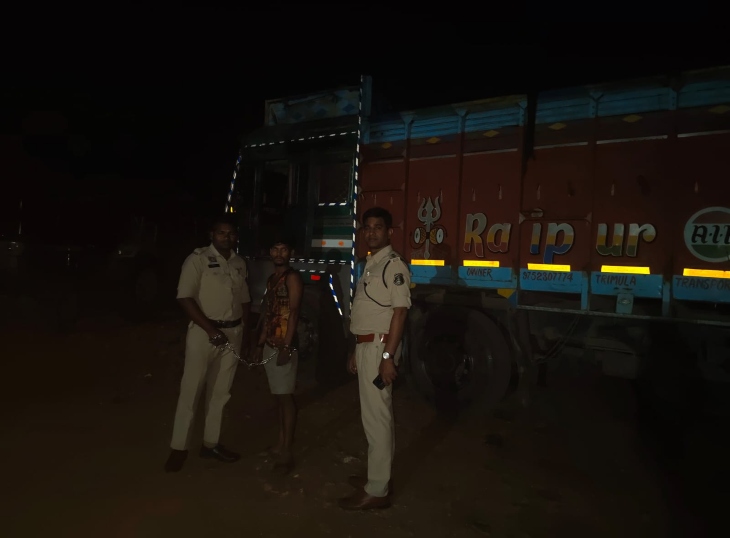 ट्रक के साथ पुलिस की गिरफ्त में आरोपी।