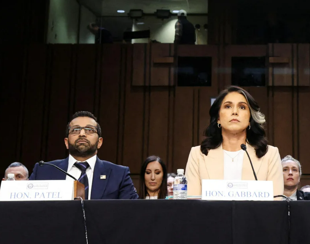 कैपिटल हिल में एक सुनवाई के दौरान तुलसी गबार्ड और काश पटेल। तस्वीर मार्च 2025 की है।