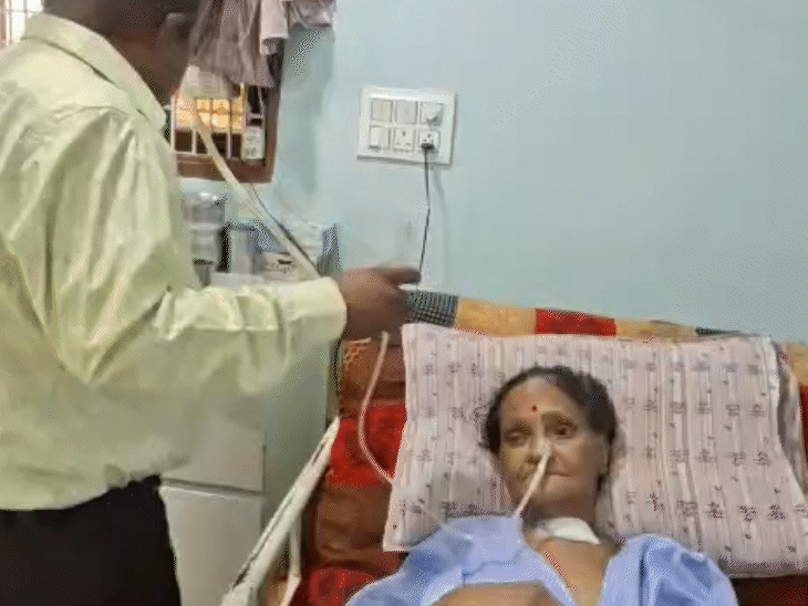 पार्वती को परिवार के लोग नली के जरिए लिक्विड डाइट दे रहे हैं।
