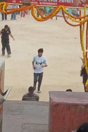 वाराणसी में शुक्रवार दोपहर धूलभरी आंधी चली।