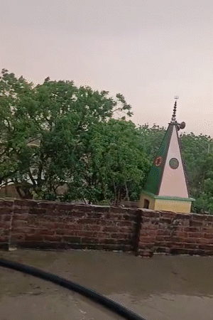 प्रयागराज में अचानक मौसम बदल गया। कई ग्रामीण इलाकों के तेज हवा के साथ बारिश हुई।