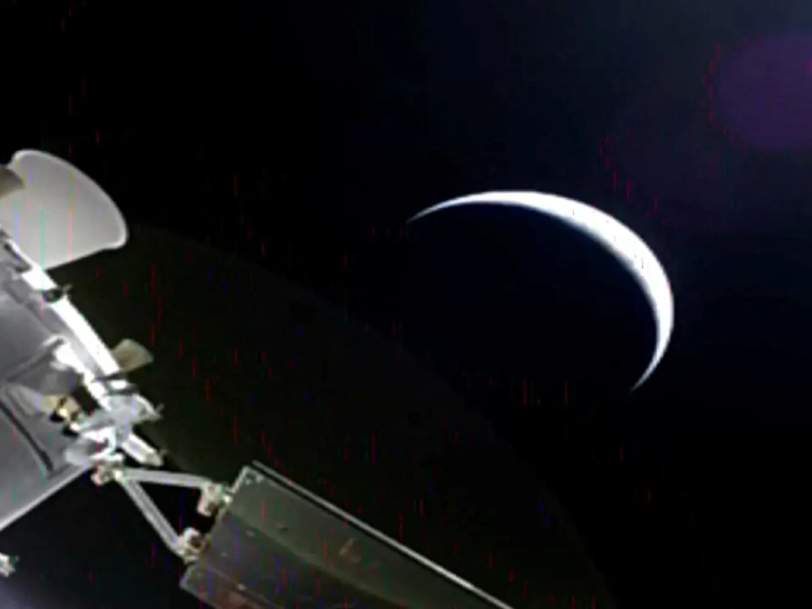 लॉन्चिंग के बाद जब आर्टेमिस II पृथ्वी की कक्षा में चक्कर लगा रहा था, तब करीब 25,000 मील की दूरी से धरती कुछ ऐसी 'क्रेसेंट' के आकार में नजर आई। - Dainik Bhaskar