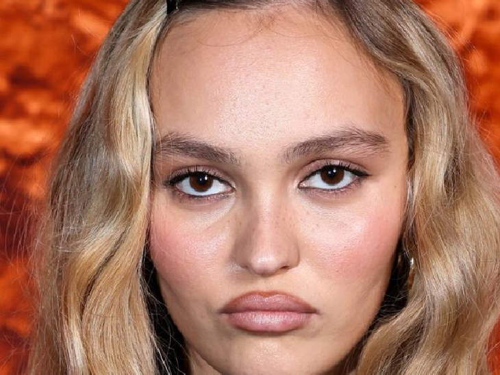 अभिनेत्री लिली-रोज । - Dainik Bhaskar