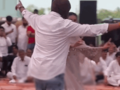 झज्जर में स्टेज पर परफॉर्म करते सिंगर मासूम शर्मा और सपना चौधरी। - Dainik Bhaskar