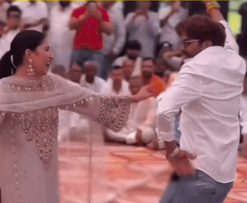 इंग्लिश मीडियम डांस पर ठुमके लगाते मासूम शर्मा और सपना चौधरी।