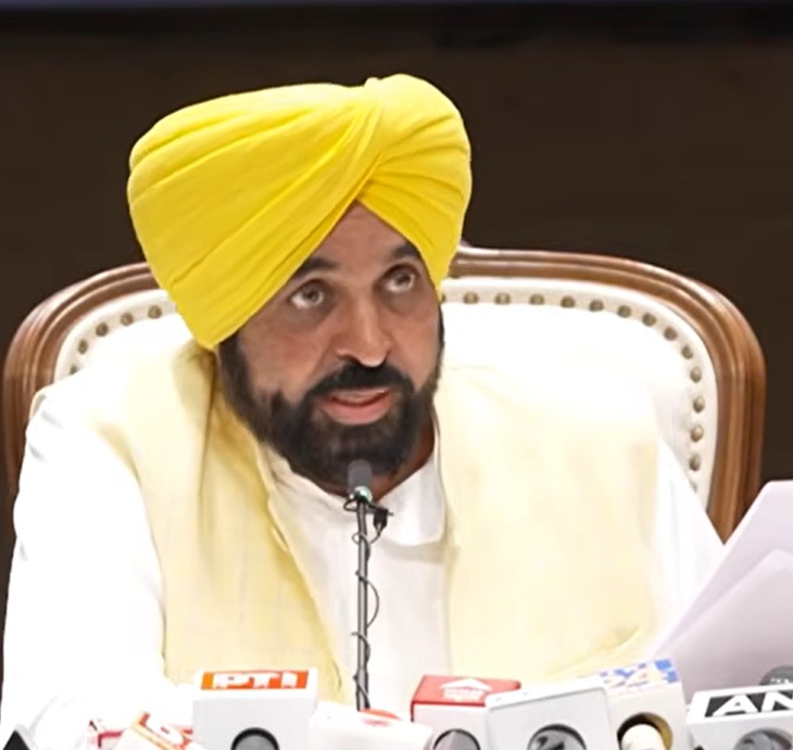 पंजाब सीएम भगवंत मान चंडीगढ में मीडिया के सवालों का जवाब देते हुए।