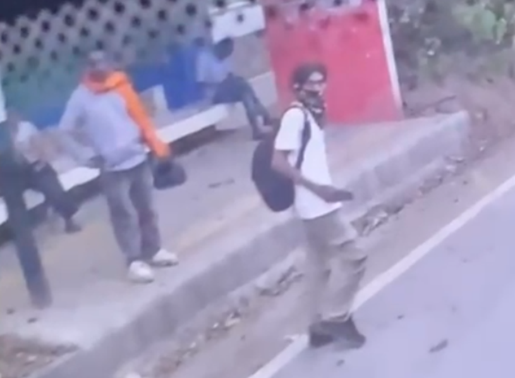 यह फुटेज चंडीगढ़ की है, जिसको लेकर दावा किया जा रहा है कि ग्रेनेड अटैक करने वाले हमलावर बस का इंतजार कर रहे हैं।