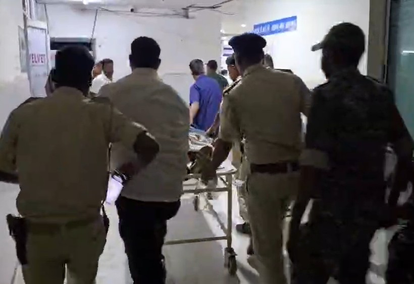 फैज खान के पैर में गोली लगी है और उसे अस्पताल में भर्ती कराया गया है।