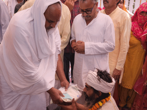 संत हनुमानदास महाराज ने चादरपोशी के बाद संतों को वस्त्र भेंट कर सम्मान किया।