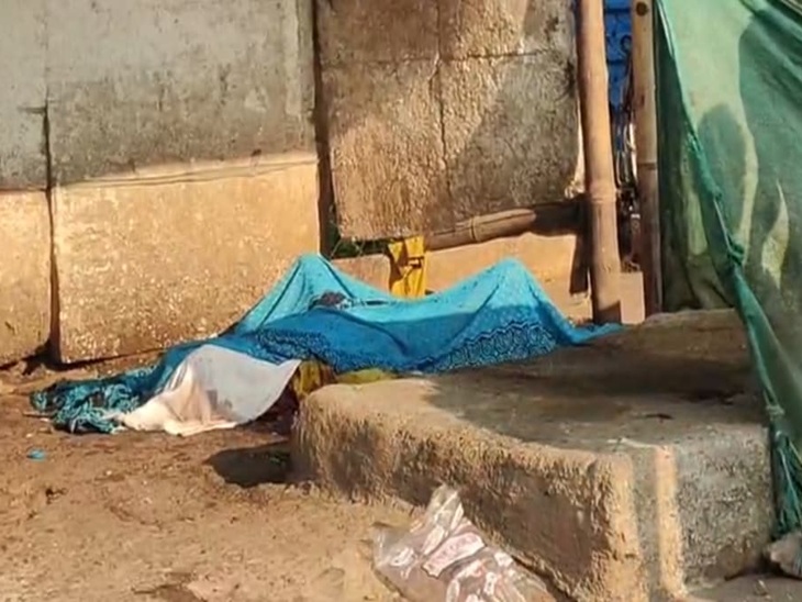 सड़क किनारे मटन दुकान में इस हालत में मिला शव।
