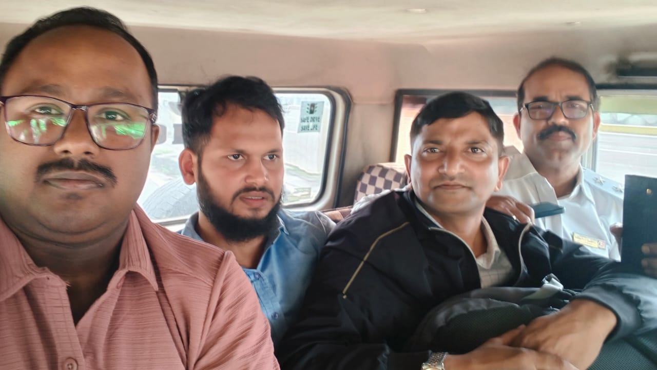 पश्चिम बंगाल पुलिस ने शुक्रवार को आरोपी मोफक्करुल इस्लाम (ब्लैक जैकेट) और उसके साथी एकरामुल बागनी को अरेस्ट किया है।