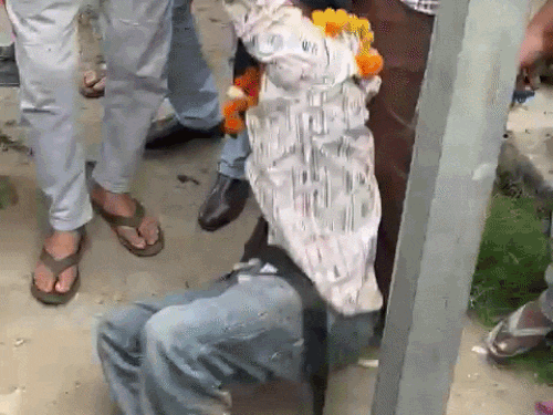 लोगों ने की जमकर धुनाई।