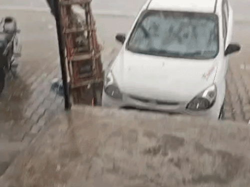 लोहारू के गांव सिंघानी के आस पास गांव में तेज हवा के साथ बारिश