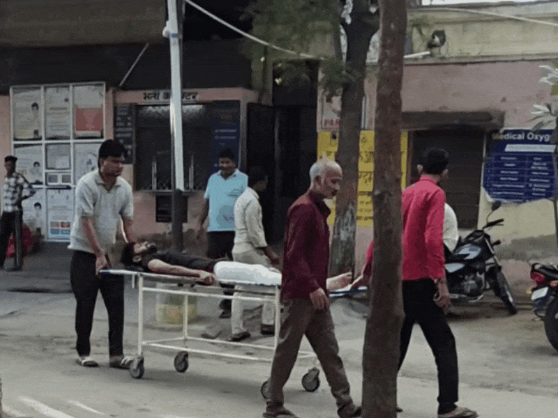 घटना के बाद घायलों झुंझुनू बीडीके अस्पताल में प्राथमिक उपचार के लिए लाया गया
