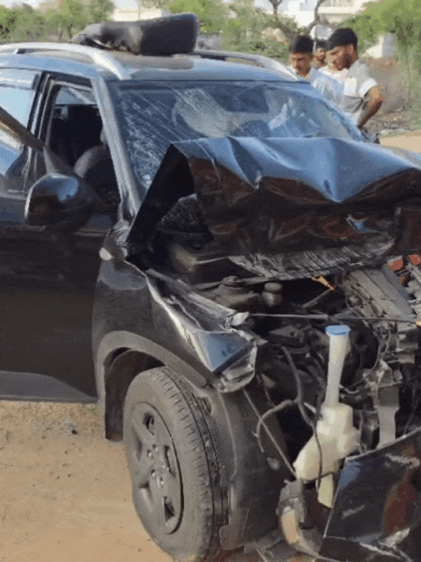 कार का अगला हिस्सा (फ्रंट) पूरी तरह क्षतिग्रस्त हो गया।
