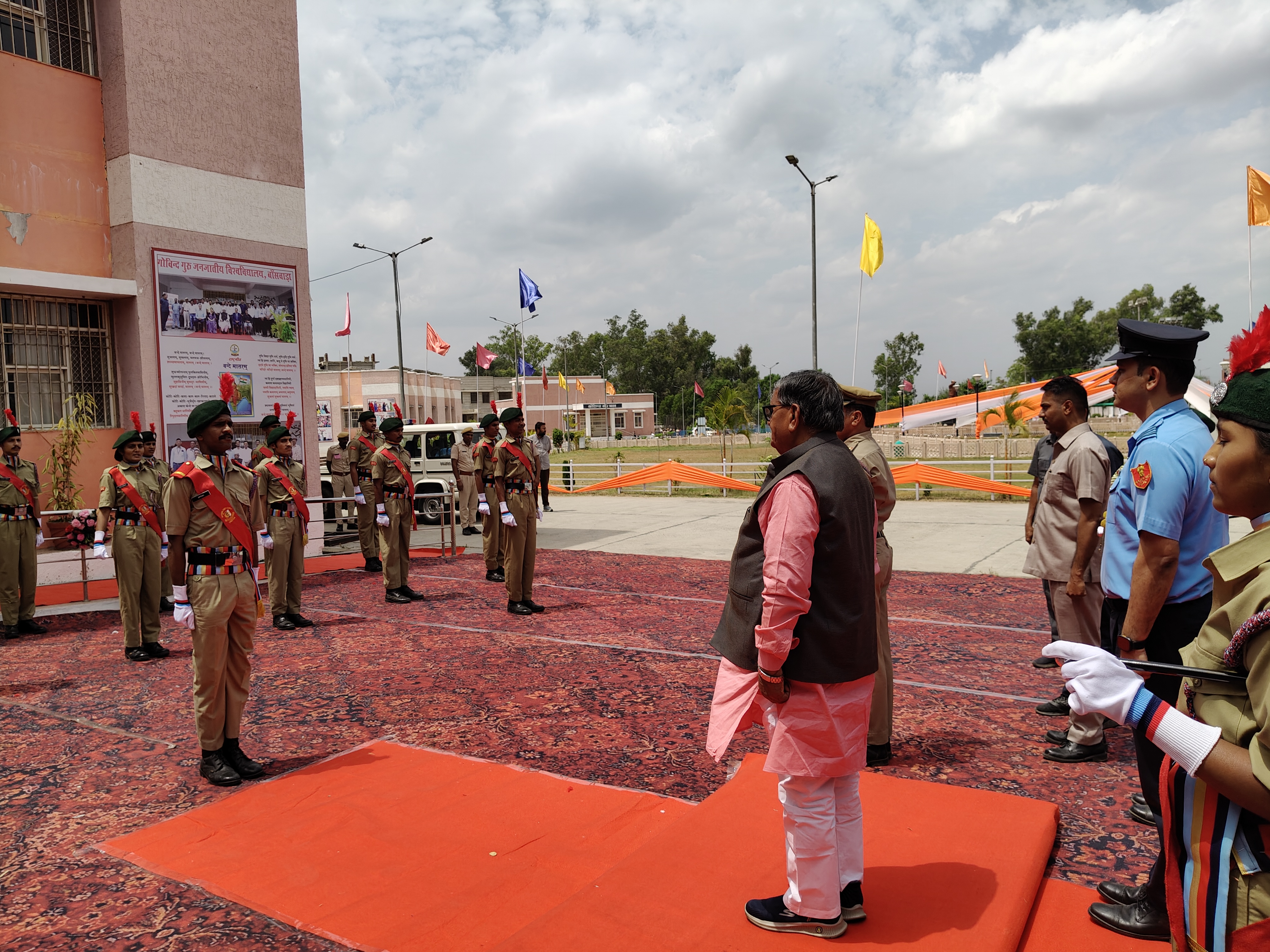 जीजीटीयू में पंजाब के राज्यपाल को गार्ड ऑफ ऑनर दिया गया।