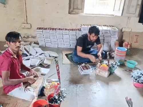 सोजत में केवल लोकल में सप्लाई होने वाले मेहंदी कोन ही तैयार किए जा रहे हैं। यहां मजूदरों की संख्या को भी कम कर दिया है।