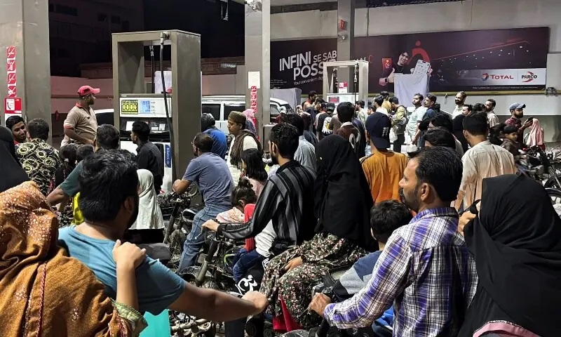 पाकिस्तान में पेट्रोल-डीजल की कीमतें बढ़ने के बाद 2 अप्रैल को कराची के पेट्रोल पंप पर गाड़ियों की लम्बी लाइनें लग गईं।