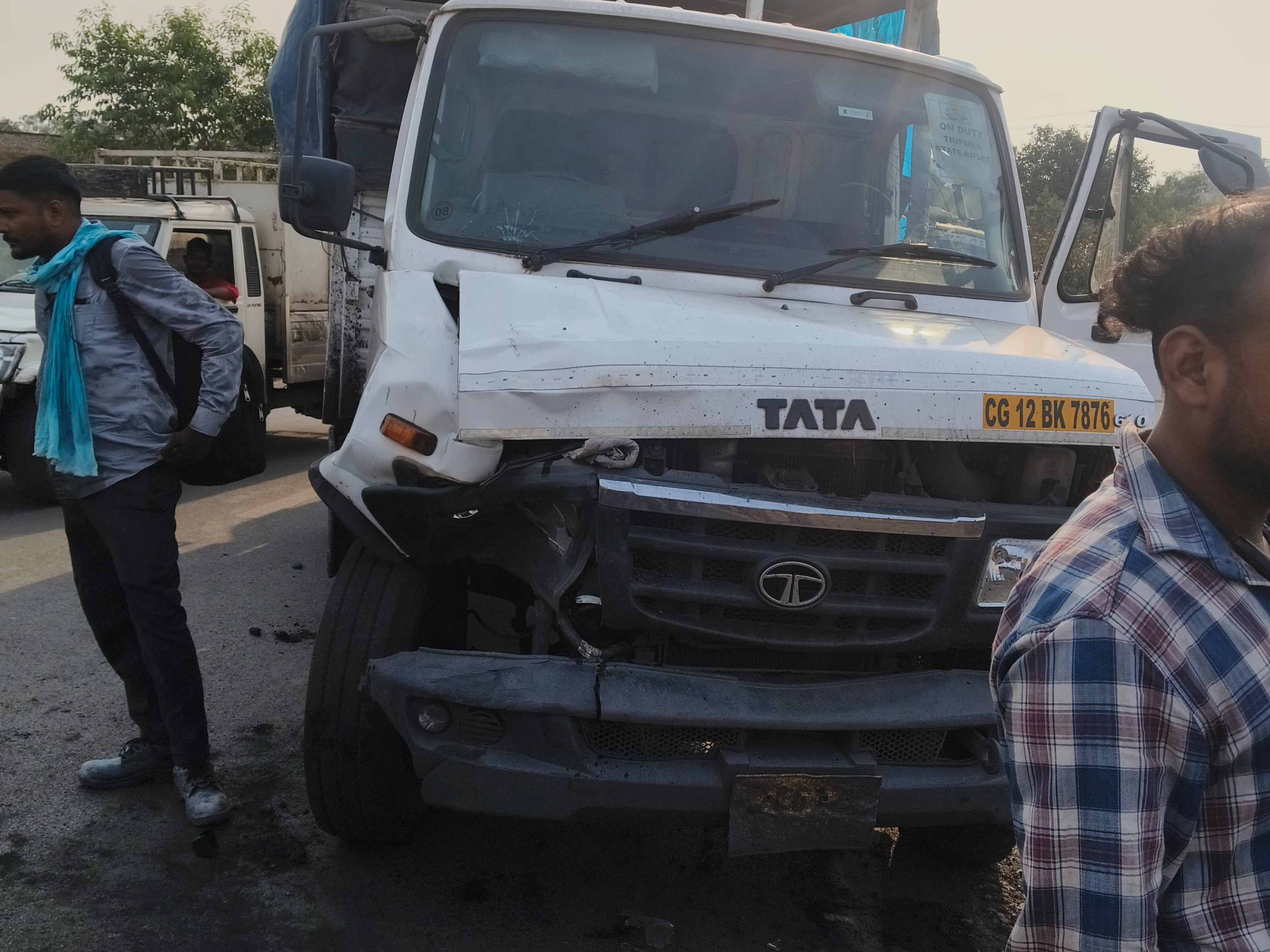 त्रिपुरा राइफल्स के जवान वाहन मौके पर छोड़कर भाग निकले।