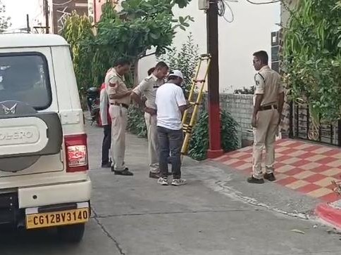 तहकीकात करती हुई पुलिस टीम