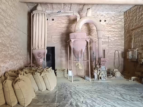 खाड़ी देशों से ऑर्डर नहीं आ रहे हैं। ऐसे में मशीनों को बंद करना पड़ा है। कच्चा माल होने के बाद भी यहां काम नहीं हो पा रहा है।