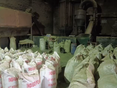 पिछले एक महीने से फैक्ट्रियों में मेहंदी के कट्टे पैक पड़े हुए हैं। ऑर्डर नहीं मिलने से व्यापारी परेशान हैं।