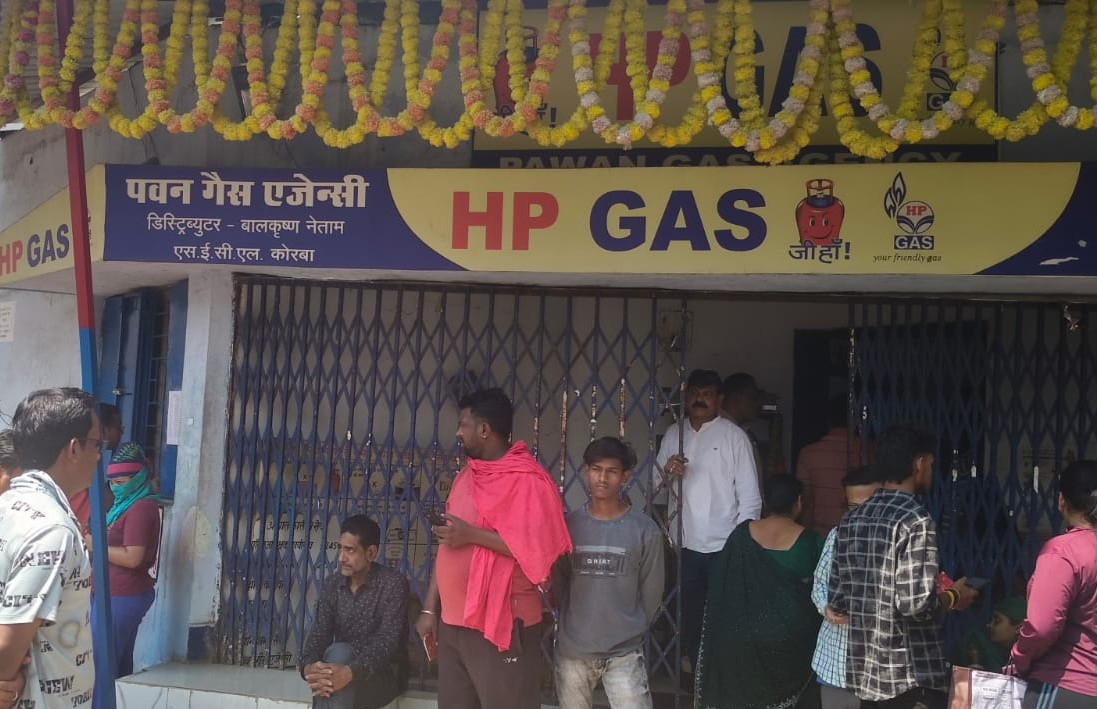 लोगों को भरी परेशानी का सामना करना पड़ रहा है।