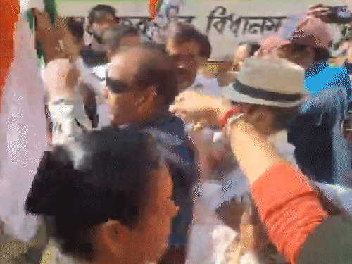 बहरामपुर में अधीर रंजन चौधरी से साथ धक्का-मुक्की हुई।