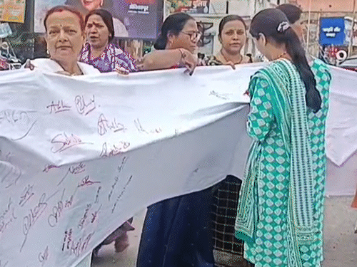 महिला कांग्रेस ने शहर के कई चौक-चौराहों पर जाकर 11 मीटर की श्वेत साड़ी में लोगों से उनका हस्ताक्षर लिए।