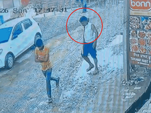 कुल्हाड़ी लेकर घूमता हत्यारा। फाइल फोटो