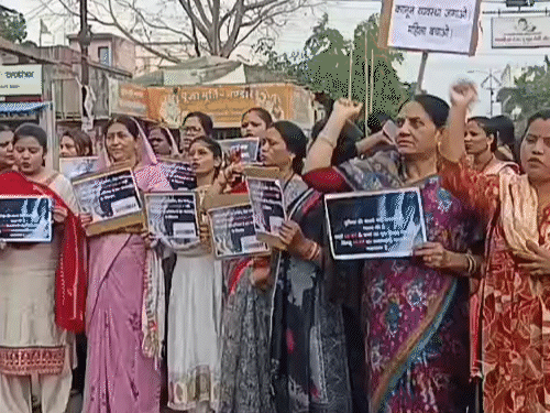 रेप और मर्डर के विरोध में महिला कांग्रेस ने प्रदर्शन किया।