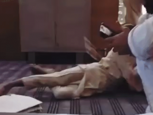 मौलानाओं ने बच्चे को पकड़कर पीटा।