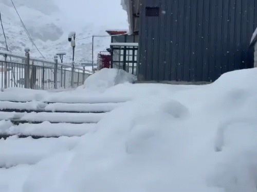 उत्तराखंड के केदारनाथ में शनिवार को बर्फबारी हुई।