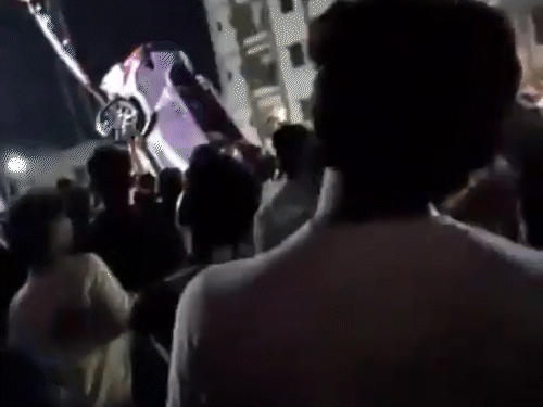 क्रेन की मदद से कार को बाहर निकाला गया। उस वक्त उसमें शव मौजूद थे।