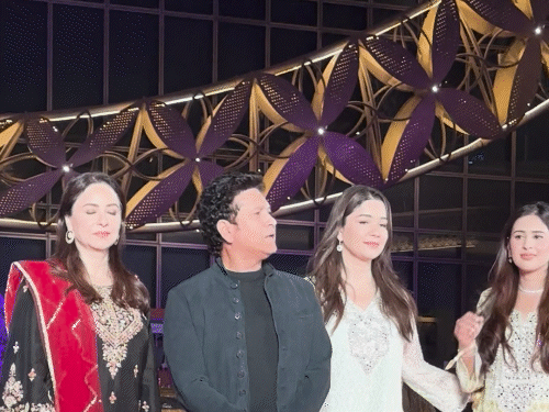 सचिन तेंदुलकर अपने परिवार के साथ नजर आए।