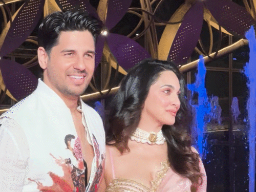 सिद्धार्थ मल्होत्रा और कियारा आडवाणी भी नजर आए।