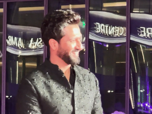 विक्की कौशल शिमरी ब्लैक आउटफिट में दिखे।