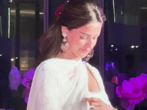 अनन्या पांडे व्हाइट आउटफिट में नजर आईं।