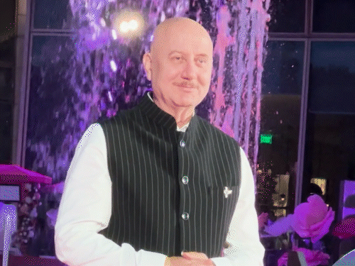 अनुपम खेर ट्रेडिशनल आउटफिट में दिखे।