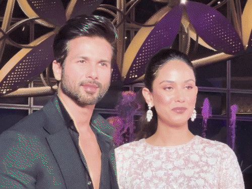 रवीना टंडन, शाहिद कपूर और मीरा राजपूत भी इवेंट में पहुंचे।